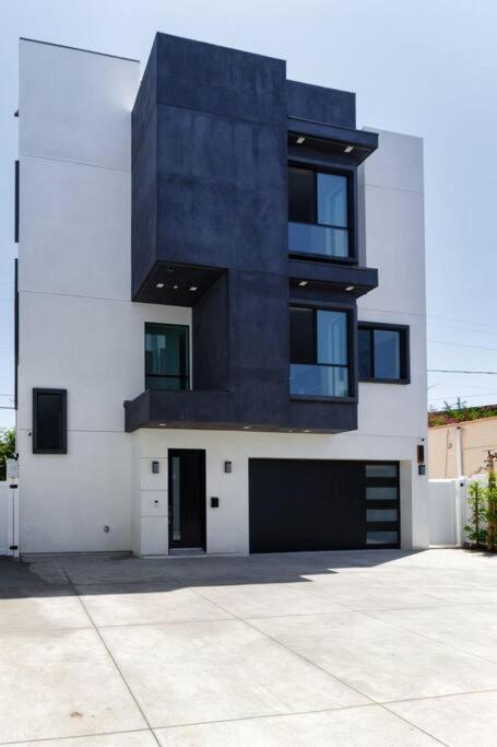 Modern 4 Bedroom Masterpiece With Rooftop Deck *