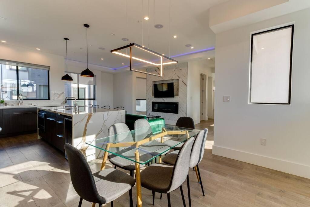 Modern 4 Bedroom Masterpiece With Rooftop Deck Сasa de vacaciones *