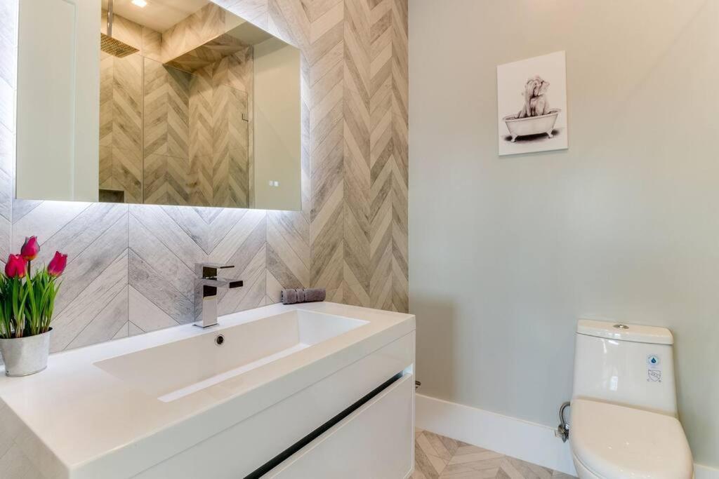 Modern 4 Bedroom Masterpiece With Rooftop Deck Сasa de vacaciones