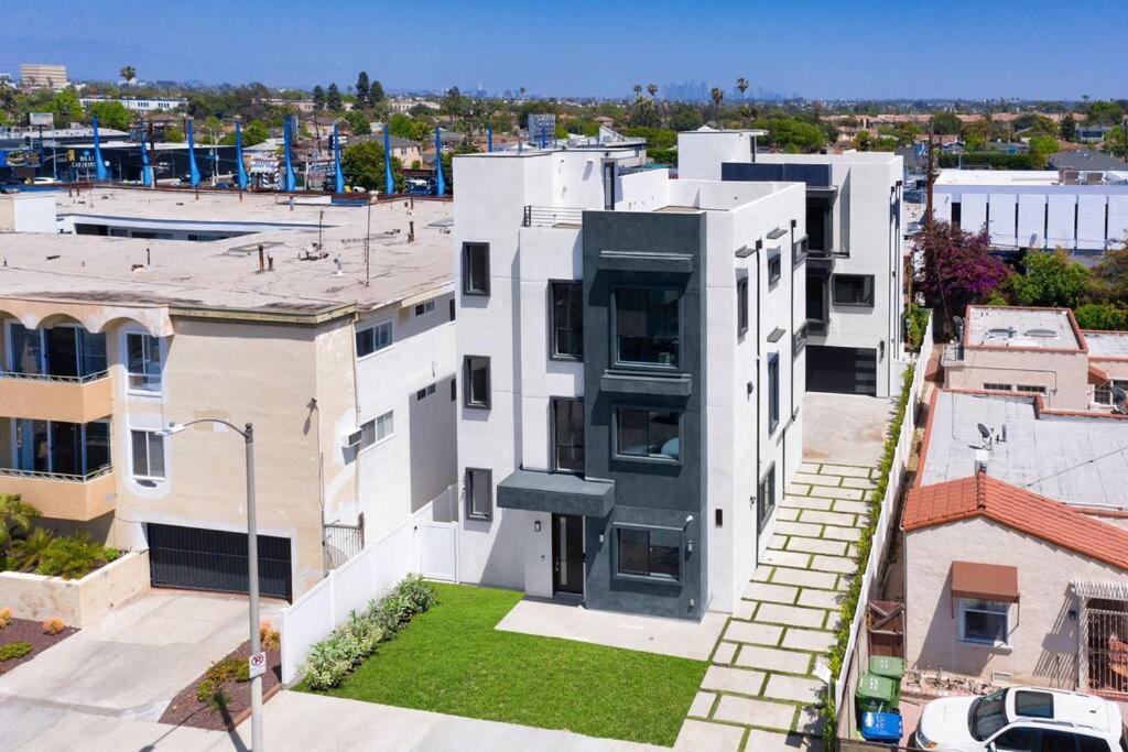 Modern 4 Bedroom Masterpiece With Rooftop Deck Сasa de vacaciones
